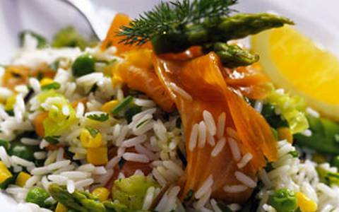 Салат с копчёной форелью и рисом рецепт